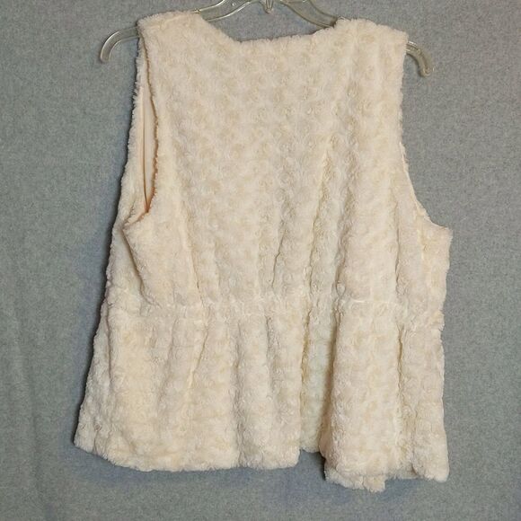 John Paul Richard Cream Faux Fur Vest Women's XL NWT - Picture 2 of 4